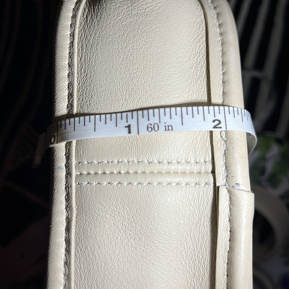 EUC Coach crossbody purse. Cream color - Picture 11 of 12